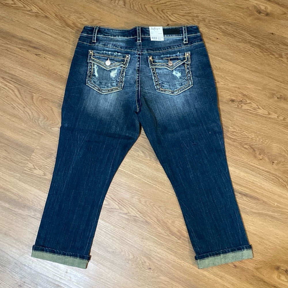 Virgo Daytrip Buckle Capris NWT